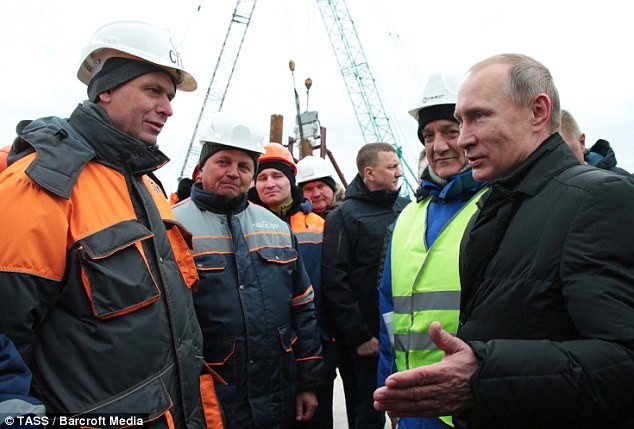 Tổng thống Putin đến thăm Crimea trước khi bầu cử diễn ra ảnh 1