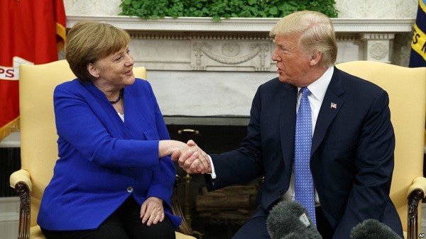 Tổng thống Trump bắt tay bà Merkel trong cuộc họp báo tại Phòng Bầu dục