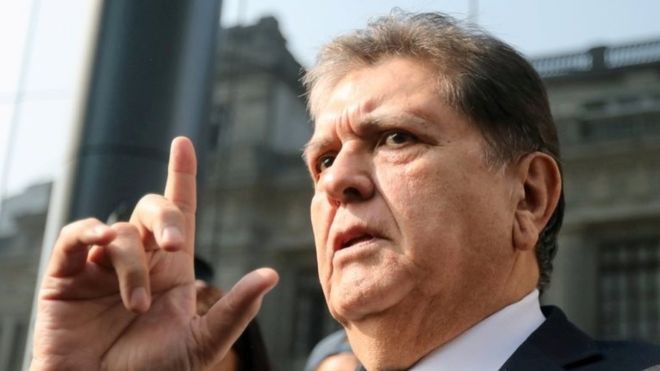 Cựu Tổng thống Peru tự bắn vào cổ khi bị cảnh sát bắt vì tham nhũng ảnh 1