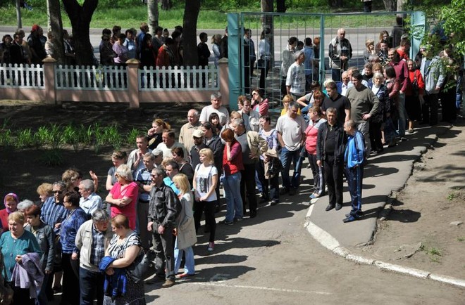 Người dân miền đông Ukraine đổ xô đăng kí quốc tịch Nga ảnh 1