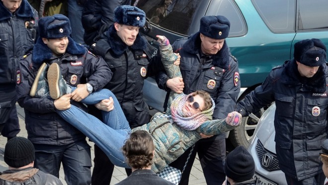 Cảnh sát Nga tiếp tục bắt giữ nhiều người biểu tình trái phép ảnh 1
