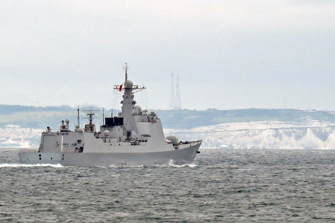 Hải quân Anh bám sát tàu chiến Trung Quốc qua eo biển Manche ảnh 1