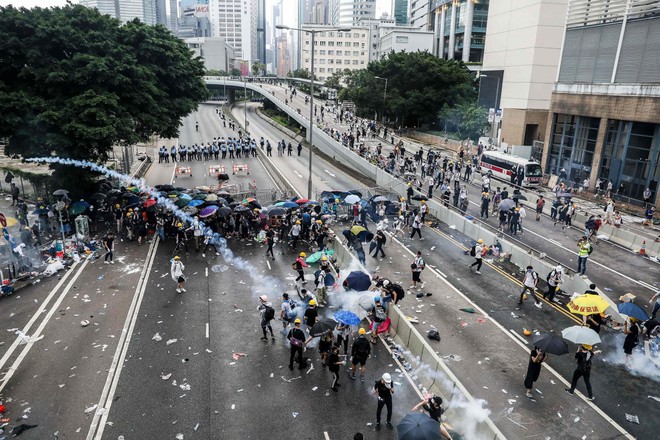 Binh lính Trung Quốc giúp dọn dẹp đường phố Hồng Kông sau biểu tình ảnh 1