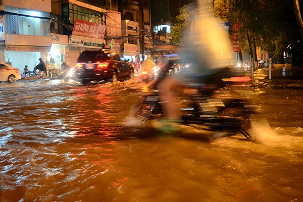Nhiều tuyến phố Hà Nội úng ngập nặng sau mưa lớn ảnh 1