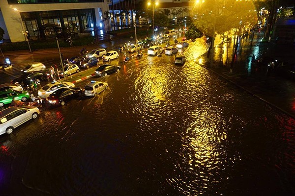Nhiều tuyến phố Hà Nội úng ngập nặng sau mưa lớn ảnh 7