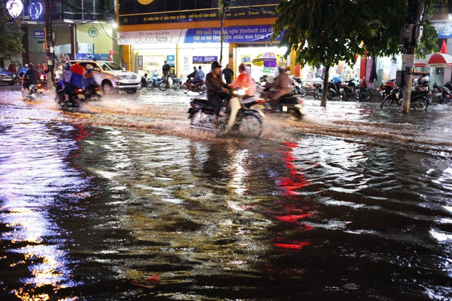 Nhiều tuyến phố Hà Nội úng ngập nặng sau mưa lớn ảnh 5