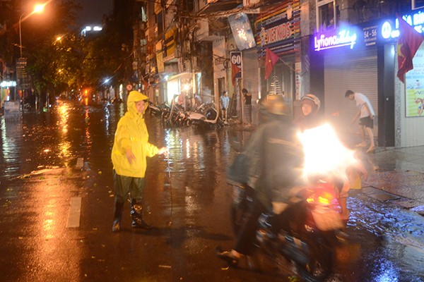 Nhiều tuyến phố Hà Nội úng ngập nặng sau mưa lớn ảnh 4