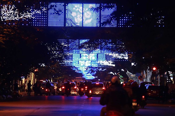 Không khí hân hoan chào đón năm mới 2016 trên khắp mọi miền Tổ quốc ảnh 8