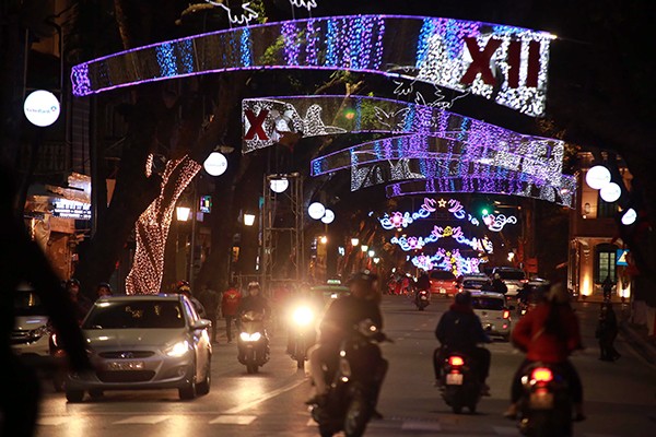 Không khí hân hoan chào đón năm mới 2016 trên khắp mọi miền Tổ quốc ảnh 6