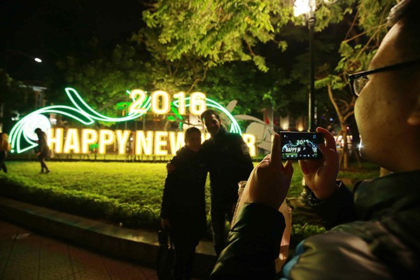 Không khí hân hoan chào đón năm mới 2016 trên khắp mọi miền Tổ quốc ảnh 10