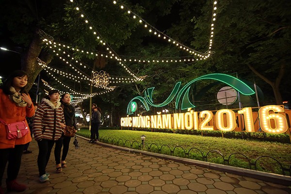 Không khí hân hoan chào đón năm mới 2016 trên khắp mọi miền Tổ quốc ảnh 2