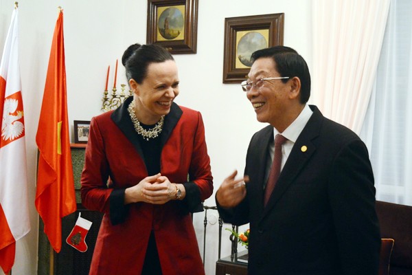 Nguyên Chủ tịch UBND TP.Hà Nội Nguyễn Thế Thảo trò chuyện cùng bà Đại sứ bằng tiếng Ba Lan