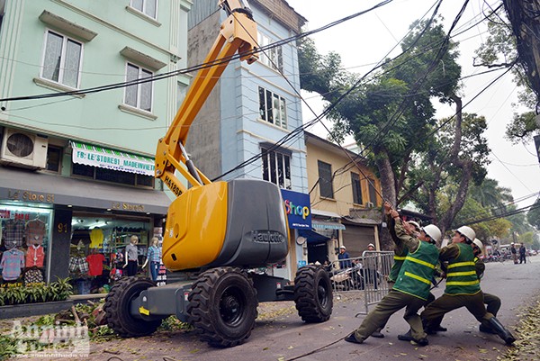 Hà Nội triển khai thiết bị cắt tỉa cây xanh bằng xe tự hành chuyên dụng ảnh 9