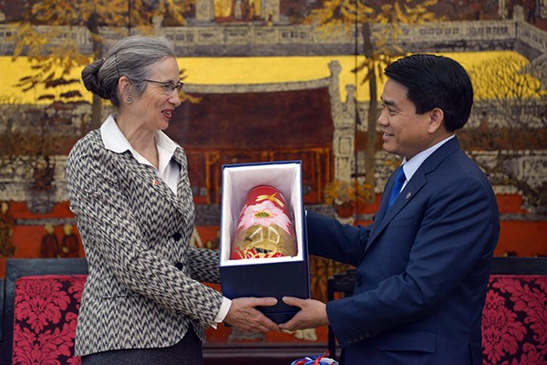 Chủ tịch UBND TP Hà Nội Nguyễn Đức Chung tặng bà Nienke Trooster, Đại sứ Vương quốc Hà Lan đồ thủ công mỹ nghệ do các nghệ nhân Hà Nội chế tác