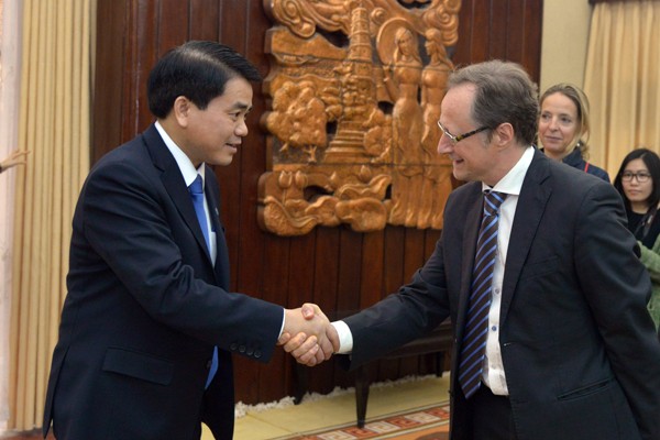 Chủ tịch UBND TP Hà Nội Nguyễn Đức Chung trân trọng đón tiếp Đại sứ Bruno Angele , Trưởng Phái đoàn Liên minh Châu Âu (EU) tại Việt Nam