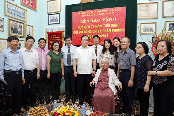 Trao tặng đồng chí lão thành cách mạng Huy hiệu 75 năm tuổi Đảng ảnh 3