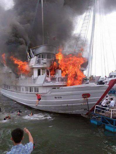 Quảng Ninh: Cháy tàu du lịch, 37 hành khách nhảy xuống biển thoát nạn ảnh 2