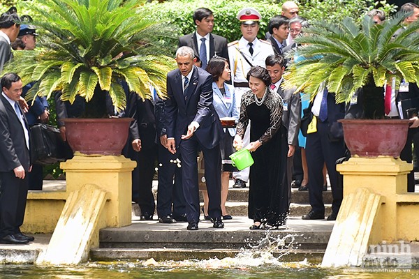 Nụ cười ấn tượng của Tổng thống Mỹ Obama tại Hà Nội ảnh 4