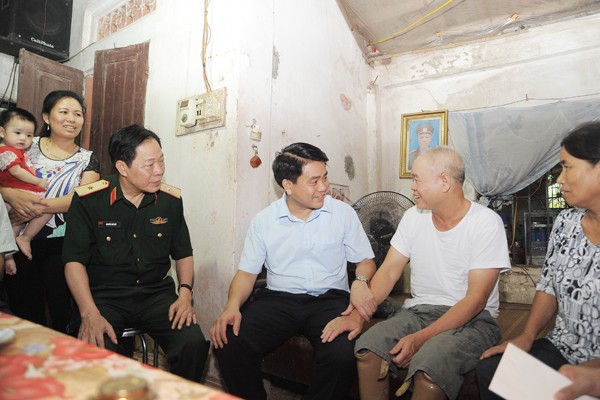 Chủ tịch UBND TP Hà Nội thăm hỏi người có công ảnh 5