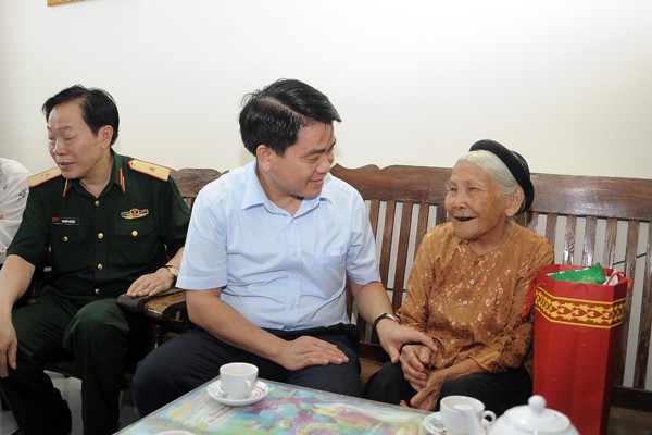 Chủ tịch UBND TP Hà Nội thăm hỏi người có công ảnh 4