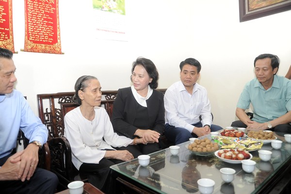 Chủ tịch Quốc hội thăm gia đình chính sách ở Hà Nội ảnh 1