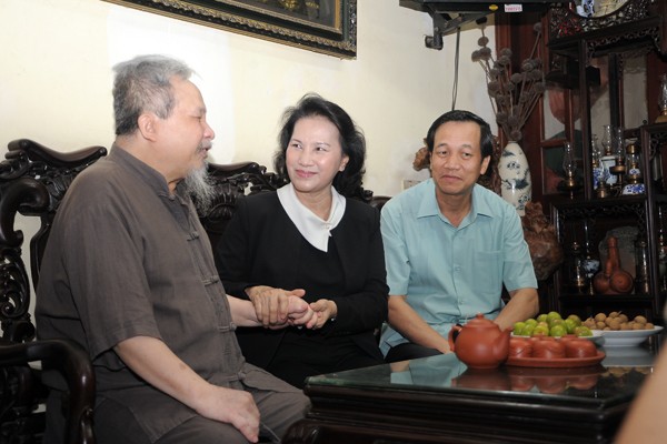 Chủ tịch Quốc hội thăm gia đình chính sách ở Hà Nội ảnh 3