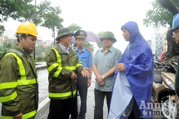 Lãnh đạo thành phố Hà Nội kiểm tra công tác khắc phục hậu quả mưa bão ảnh 1