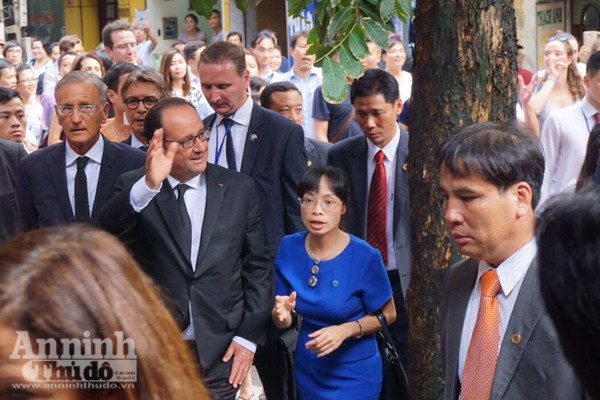 Tổng thống Pháp cùng Giáo sư Ngô Bảo Châu thả bộ trên phố cổ Hà Nội ảnh 5