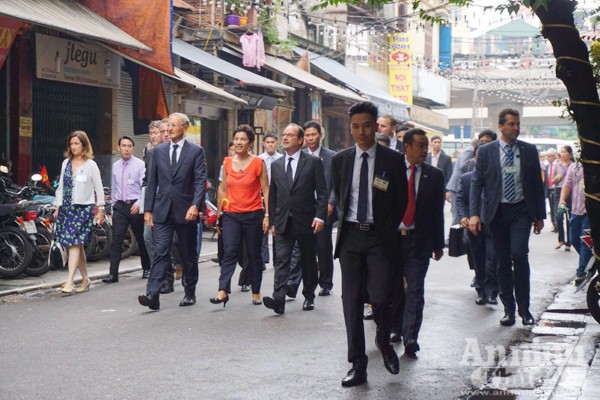 Tổng thống Pháp cùng Giáo sư Ngô Bảo Châu thả bộ trên phố cổ Hà Nội ảnh 1