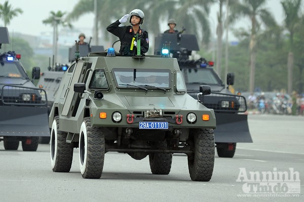 Cận cảnh những trang thiết bị "khủng" của Cảnh sát cơ động Hà Nội ảnh 11