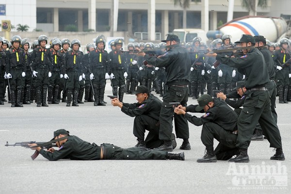 Xem Cảnh sát cơ động Hà Nội đánh võ, bắn súng điêu luyện ảnh 10