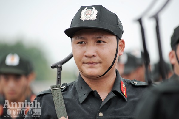 Xem Cảnh sát cơ động Hà Nội đánh võ, bắn súng điêu luyện ảnh 8