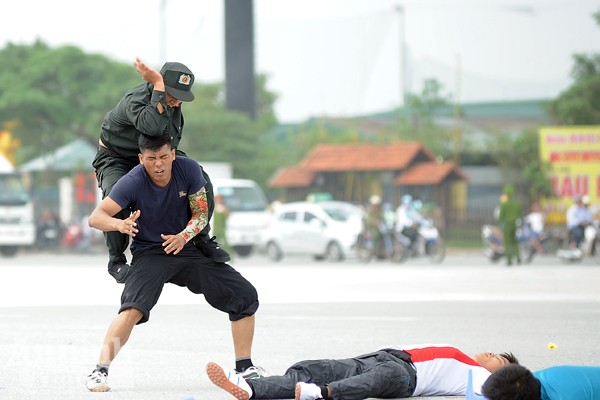 Xem Cảnh sát cơ động Hà Nội đánh võ, bắn súng điêu luyện ảnh 7