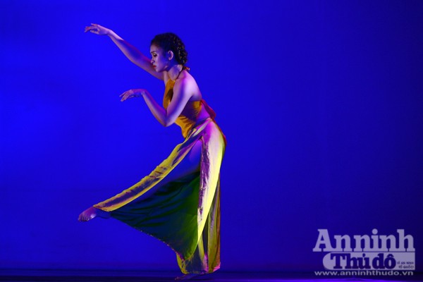 Nữ sinh trường múa đẹp mơ màng trong vũ điệu dân gian ảnh 5
