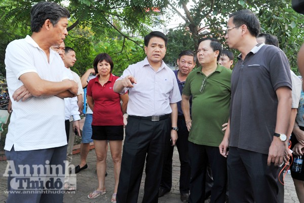 Chủ tịch UBND TP Nguyễn Đức Chung thị sát và chỉ đạo khắc phục tình trạng cá chết ở hồ Tây