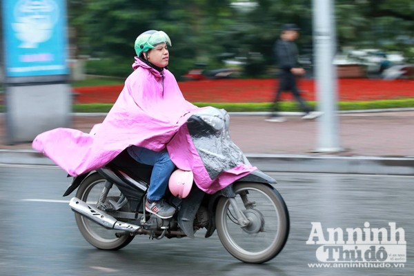 Hình ảnh người Hà Nội nhiều cảm xúc đón mưa lạnh đầu Đông ảnh 4
