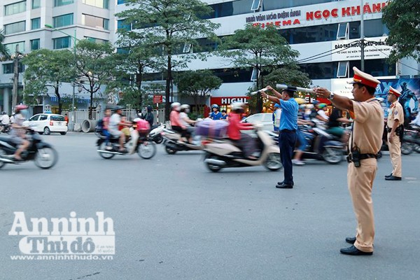 Vất vả phân luồng giao thông phục vụ thi công đường sắt đô thị Nhổn – Ga Hà Nội ảnh 5