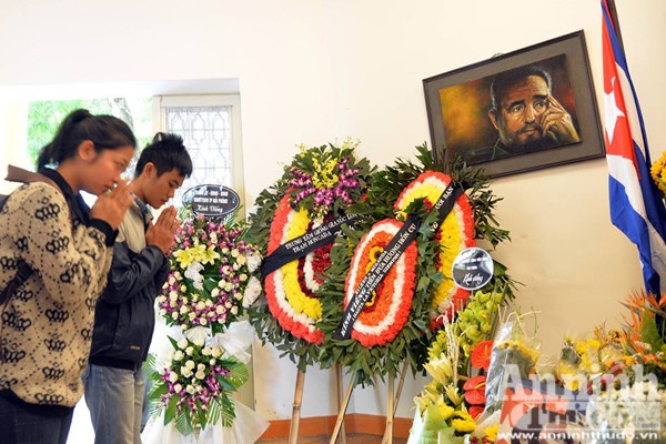 Công sở treo cờ rủ, người Hà Nội đặt hoa tưởng nhớ lãnh tụ Fidel Castro ảnh 5