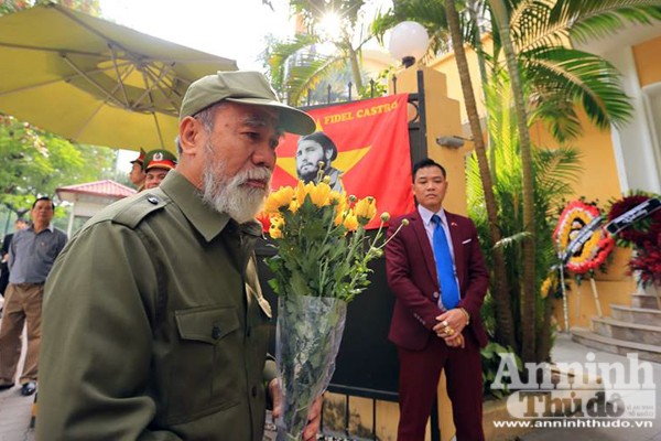 Công sở treo cờ rủ, người Hà Nội đặt hoa tưởng nhớ lãnh tụ Fidel Castro ảnh 6