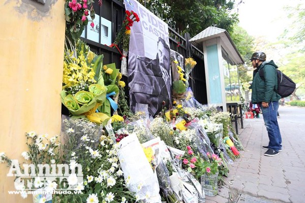 Công sở treo cờ rủ, người Hà Nội đặt hoa tưởng nhớ lãnh tụ Fidel Castro ảnh 4