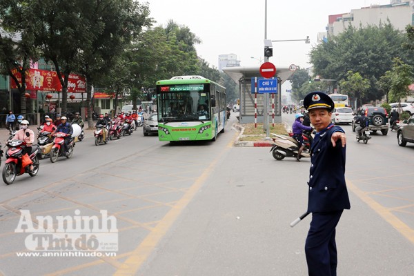 Xe buýt nhanh BRT bị "bao vây", "tạt đầu" đến nghẹt thở ảnh 8