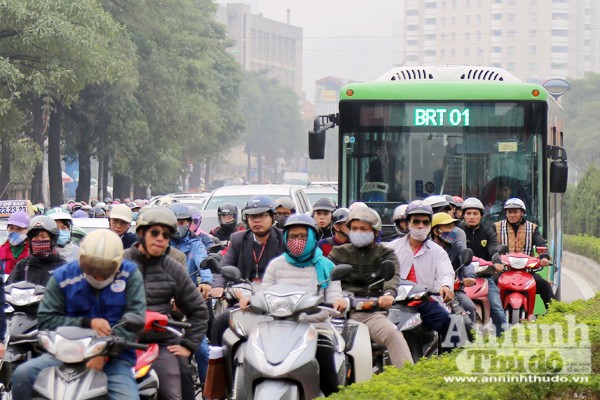 Xe buýt nhanh BRT bị "bao vây", "tạt đầu" đến nghẹt thở ảnh 5