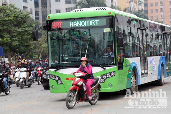 Xe buýt nhanh BRT bị "bao vây", "tạt đầu" đến nghẹt thở ảnh 4