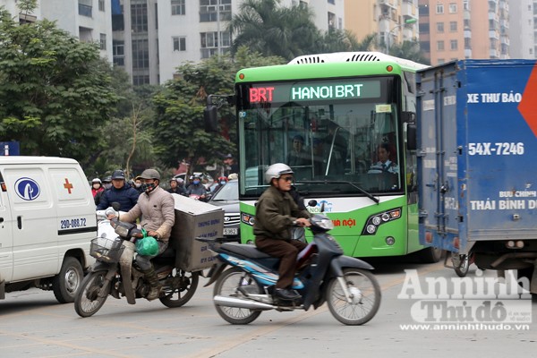 Xe buýt nhanh BRT bị "bao vây", "tạt đầu" đến nghẹt thở ảnh 6