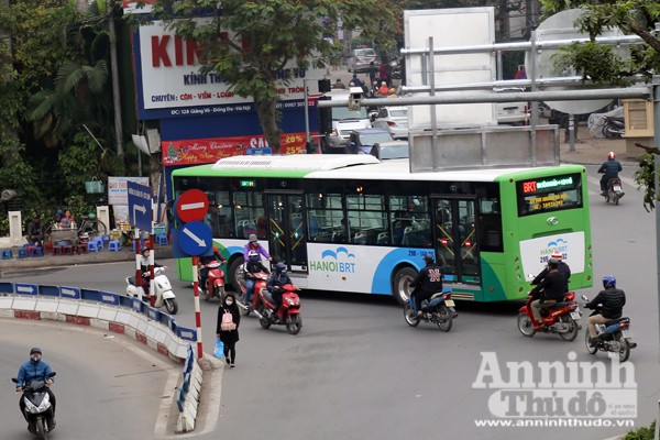 Xe buýt nhanh BRT bị "bao vây", "tạt đầu" đến nghẹt thở ảnh 7