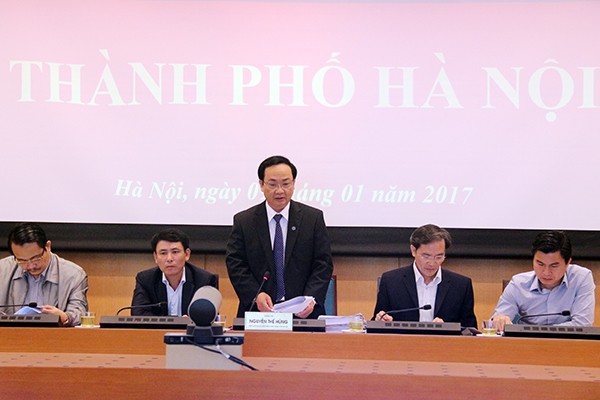 Phó Chủ tịch UBND TP Hà Nội Nguyễn Thế Hùng phát biểu tại đầu cầu ở UBND TP