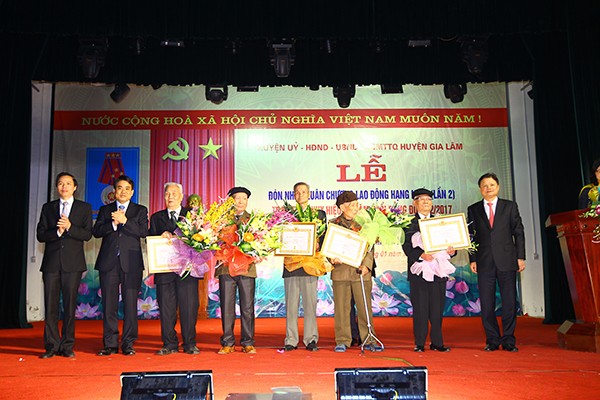 Chủ tịch UBND TP Hà Nội Nguyễn Đức Chung trao huy hiệu 70 năm tuổi Đảng cho các đảng viên thuộc Đảng bộ huyện Gia Lâm.