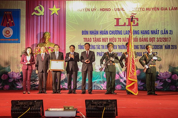 Thừa uỷ quyền của Chủ tịch nước, Chủ tịch UBND TP Hà Nội Nguyễn Đức Chung trao Huân chương Lao động Hạng Nhất cho nhân dân, cán bộ huyện Gia Lâm
