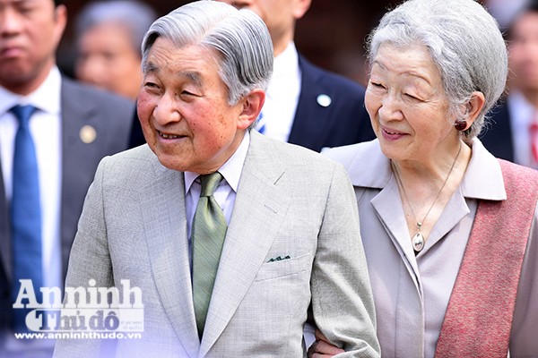 Nhà vua và Hoàng hậu Nhật Bản luôn quan tâm tới vấn đề giáo dục và giao lưu văn hóa.