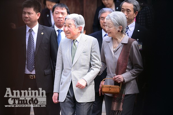 Nhà vua và Hoàng hậu Nhật Bản tươi cười vẫy chào người dân Hà Nội khi thăm Văn Miếu ảnh 4